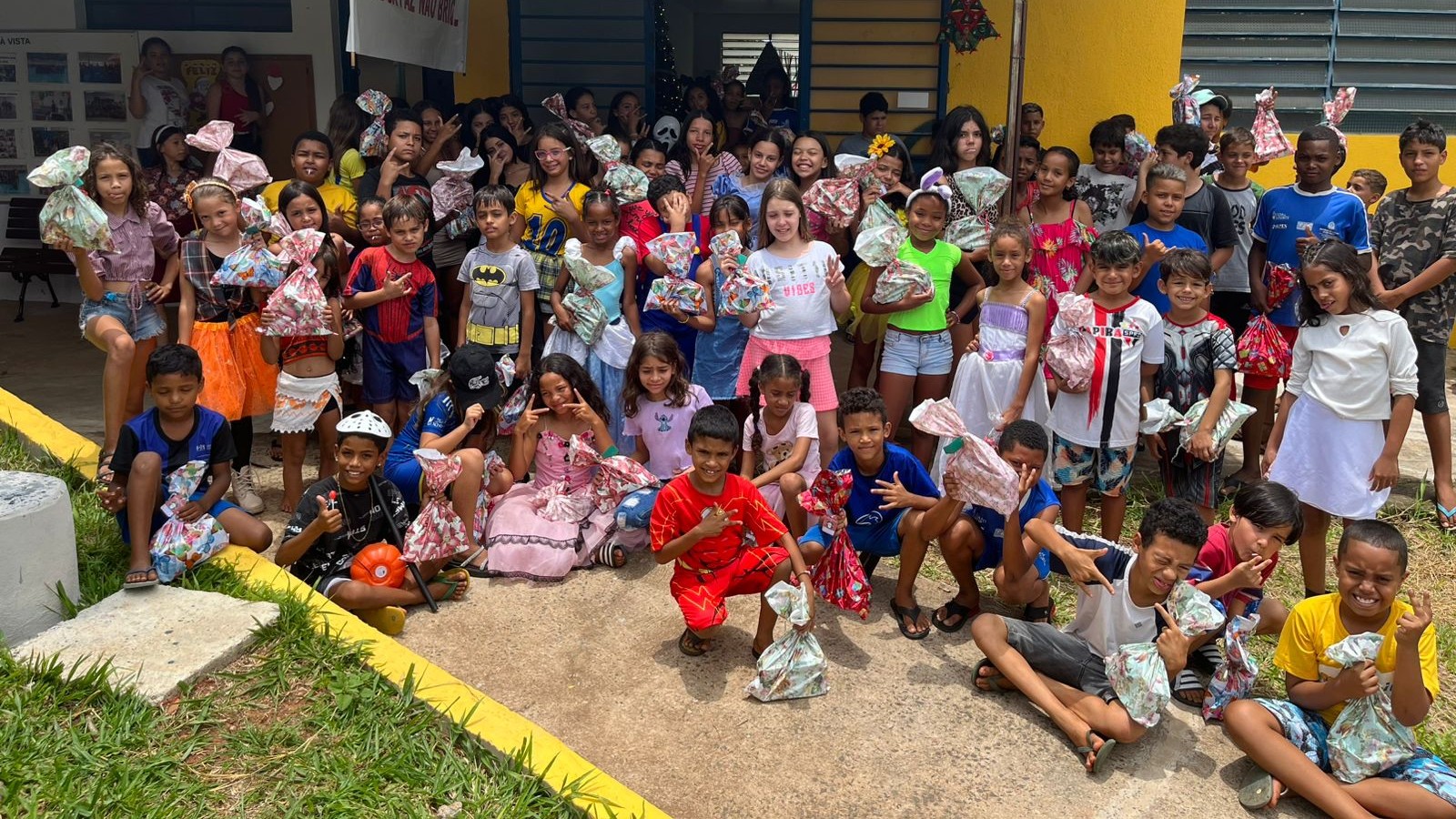 Fachada histórica do SEPIN durante entrega de presentes de Natal