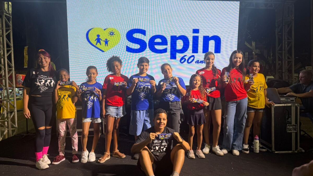 Grupo de dança do SEPIN se apresentando no palco
