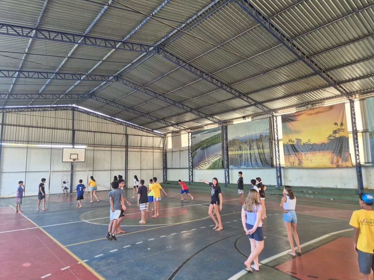 Turma do projeto Esporte-Educação em atividade na quadra