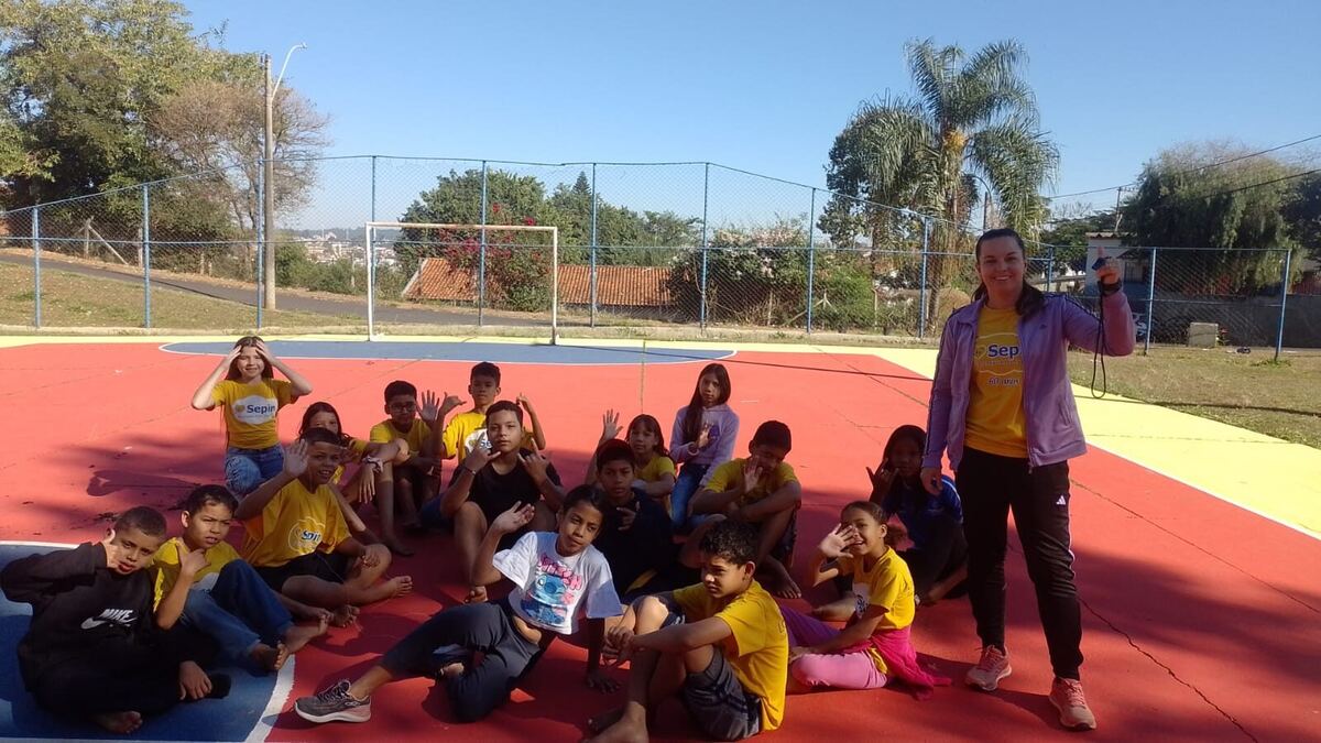 Crianças praticando esporte na quadra coberta do SEPIN