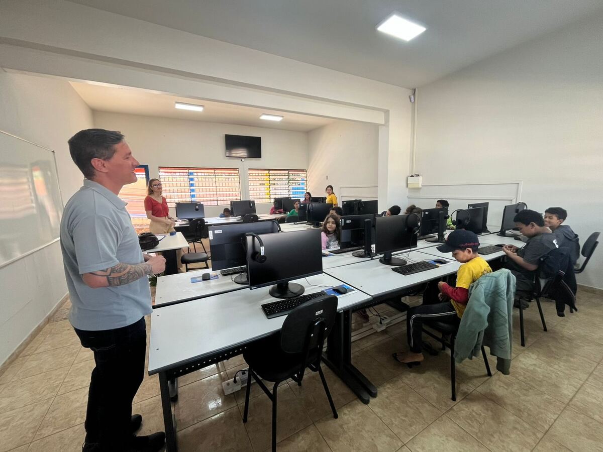 Crianças em laboratório de informática do projeto Inclusão Digital