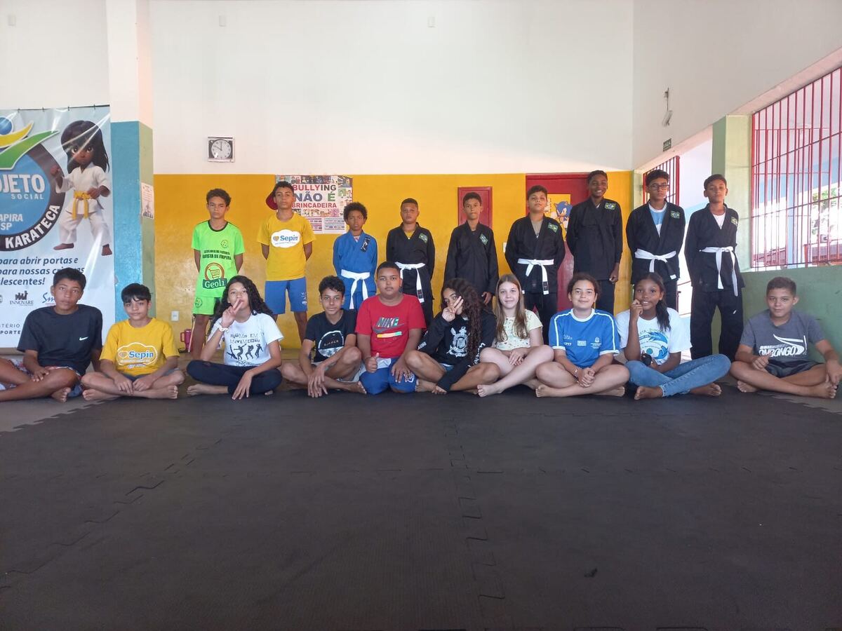 Adolescentes do projeto de Jiu-Jitsu do SEPIN