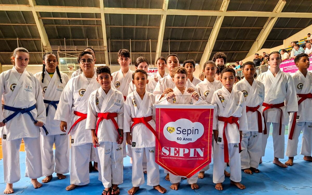 Turma de Karatê do SEPIN reunida em faixas coloridas